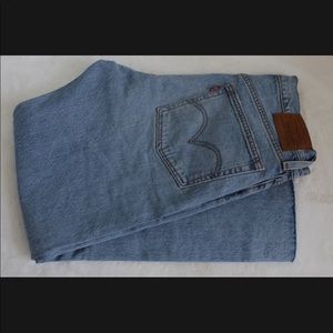 Womens wedgie straight leg Levi’s button up (no zipper)